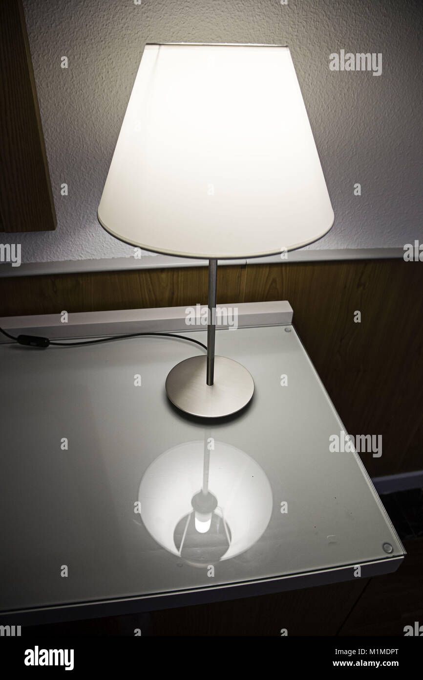 Table de nuit lampe allumée dans la pièce, objet de décoration Banque D'Images