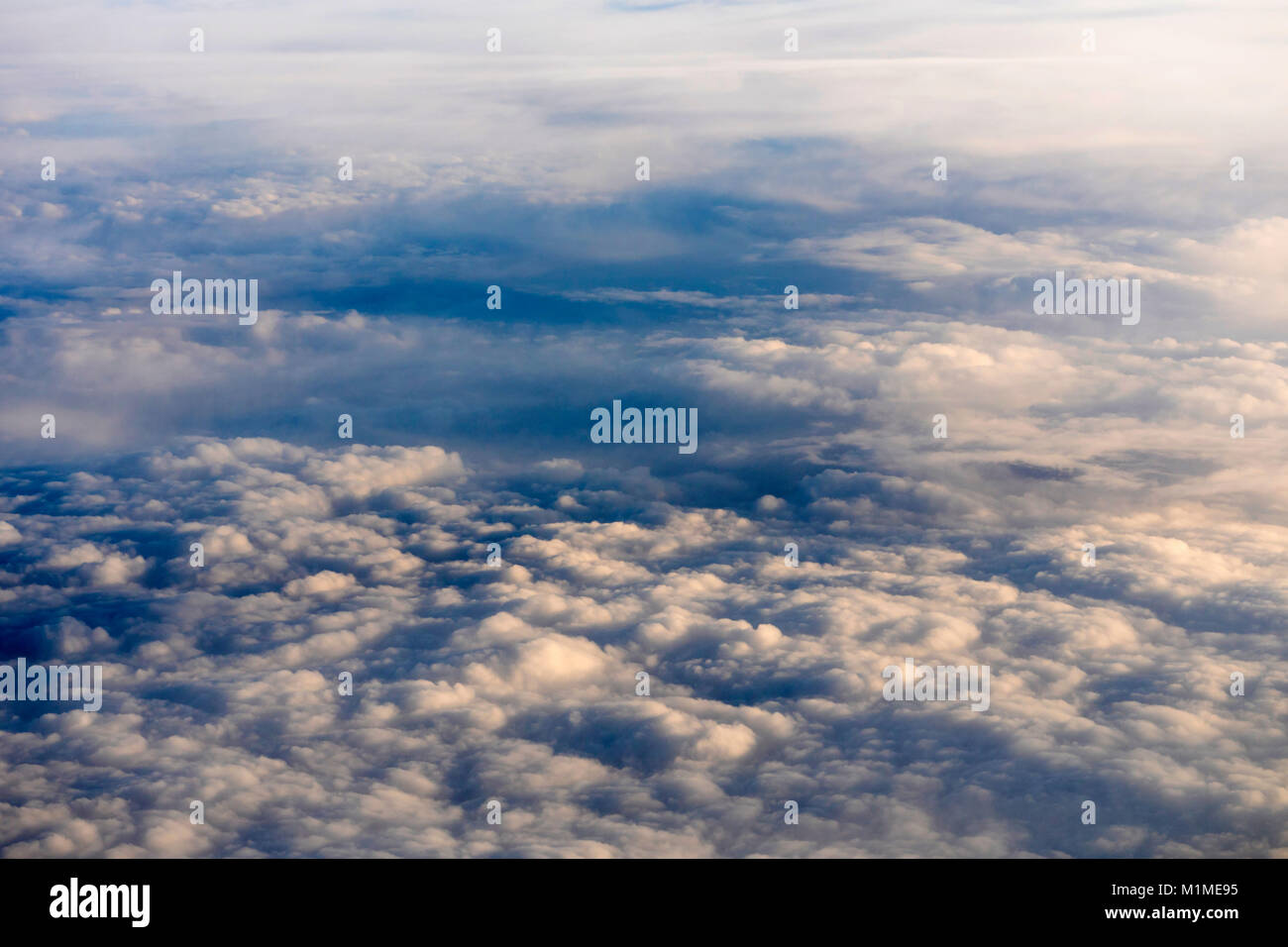 Vue aérienne sur les cumulus à partir de la fenêtre d'un avion pendant le vol Banque D'Images