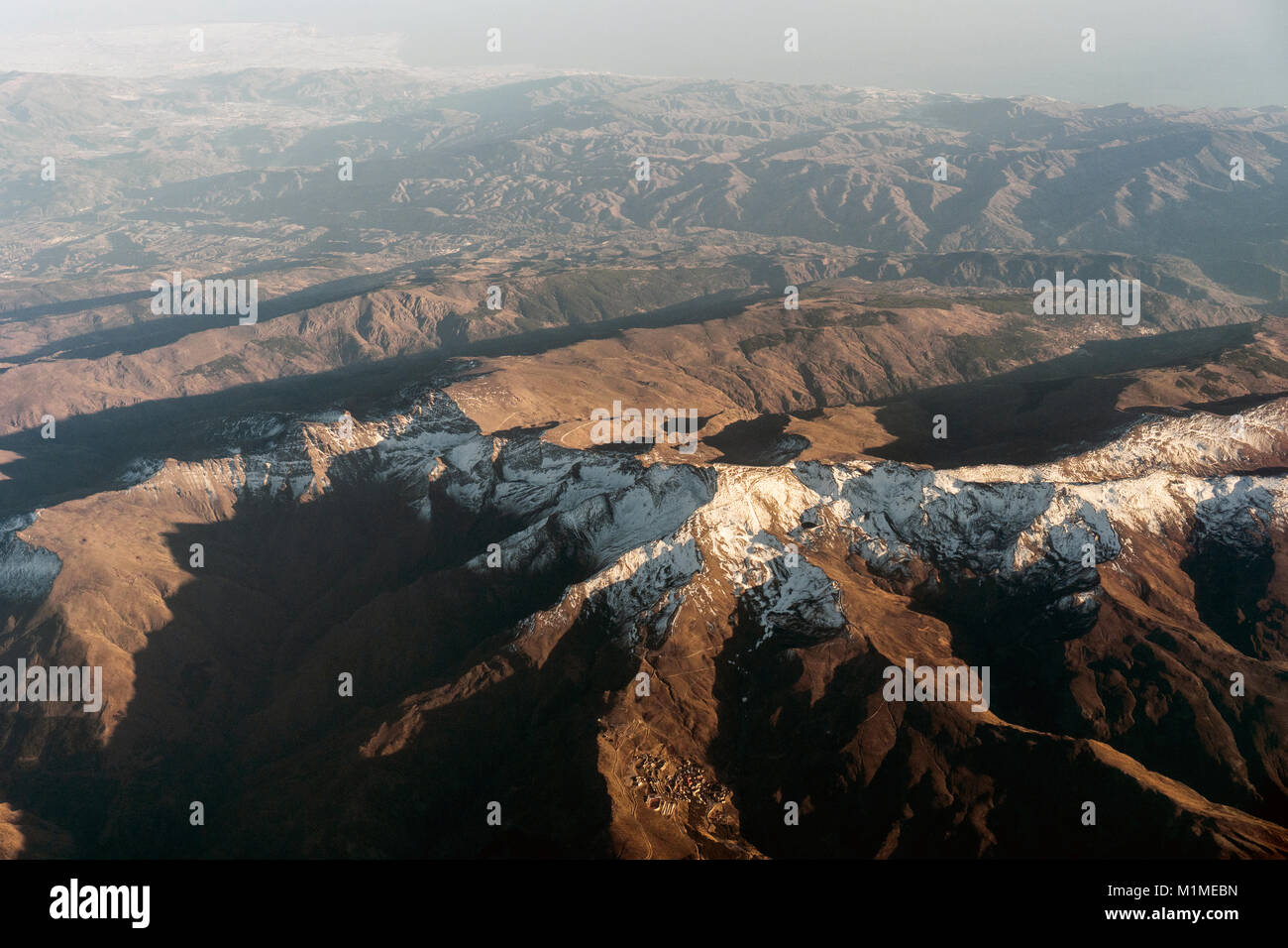 Vue aérienne de Baetic avec de la neige sur les montagnes Cordillera mountain peak vu d'avion Banque D'Images