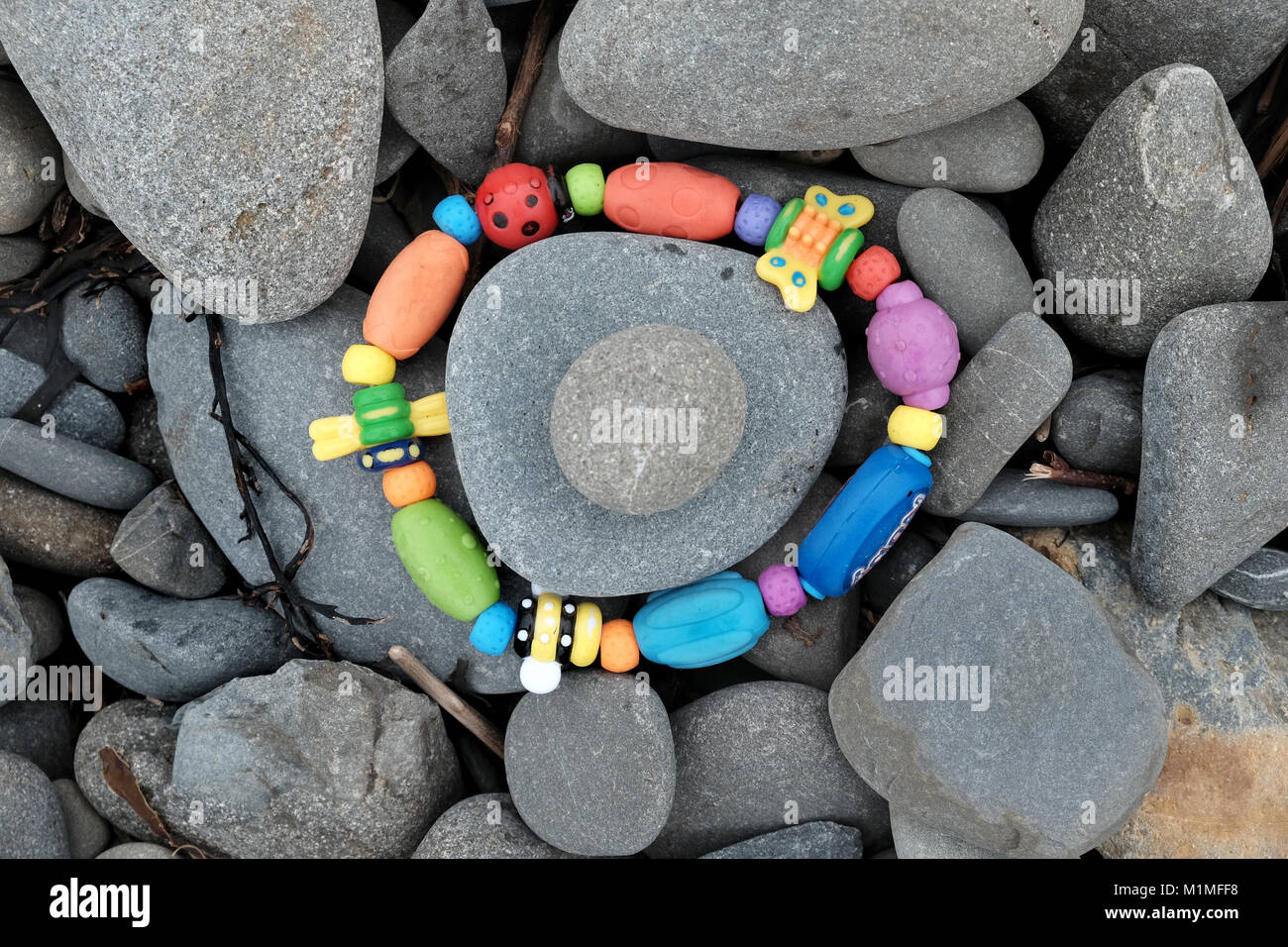 Un des enfants perdus ou abandonnés sur la plage bracelet Banque D'Images