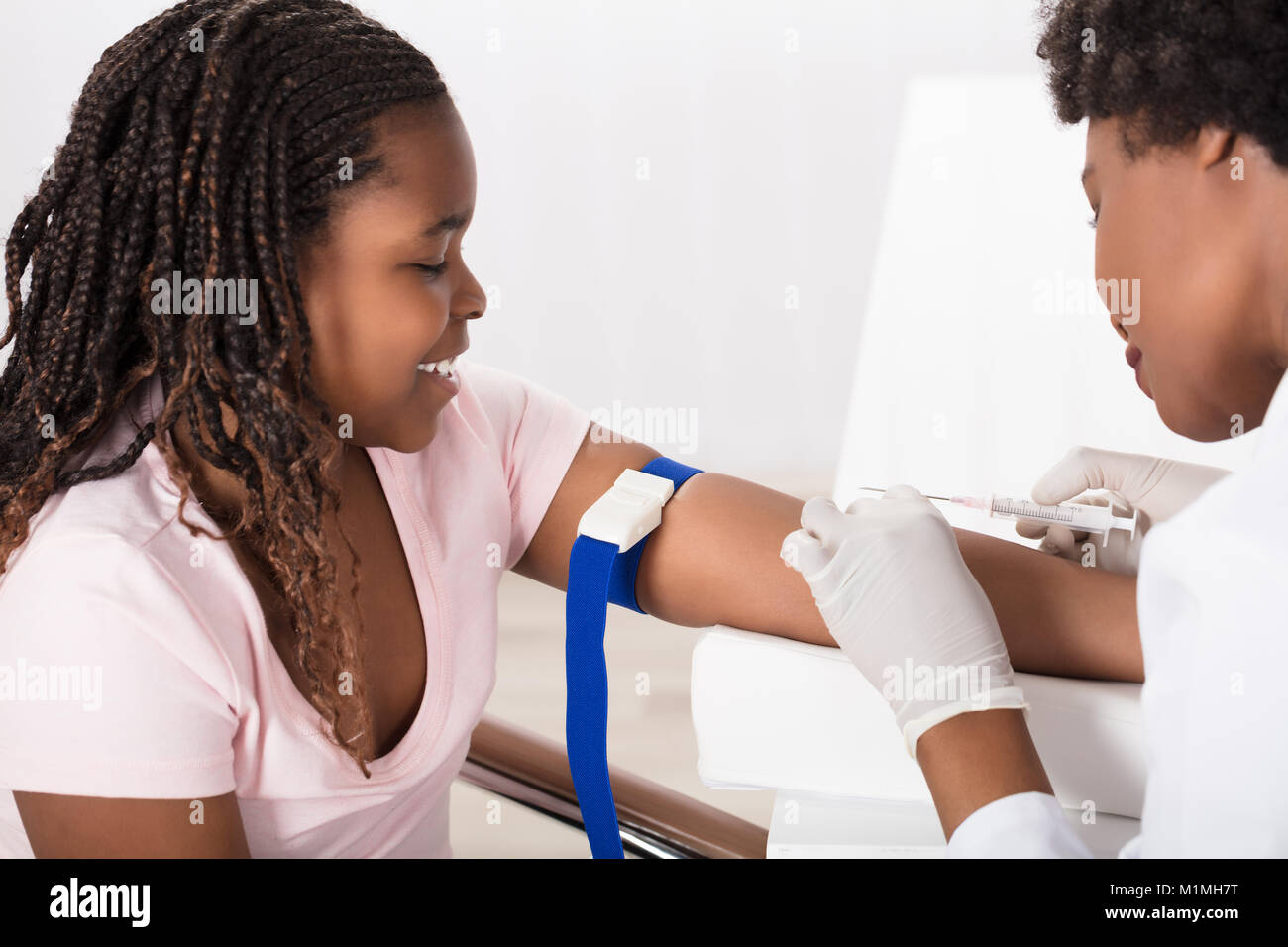 Close-up of Doctor Injecting Patient avec seringue pour prélever le sang Banque D'Images
