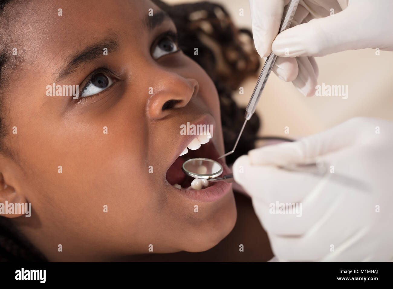 L examen D un Dentiste Dents Des Filles Africaines Dans La Clinique l-examen-d-un-dentiste-dents-des-filles-africaines-dans-la-clinique