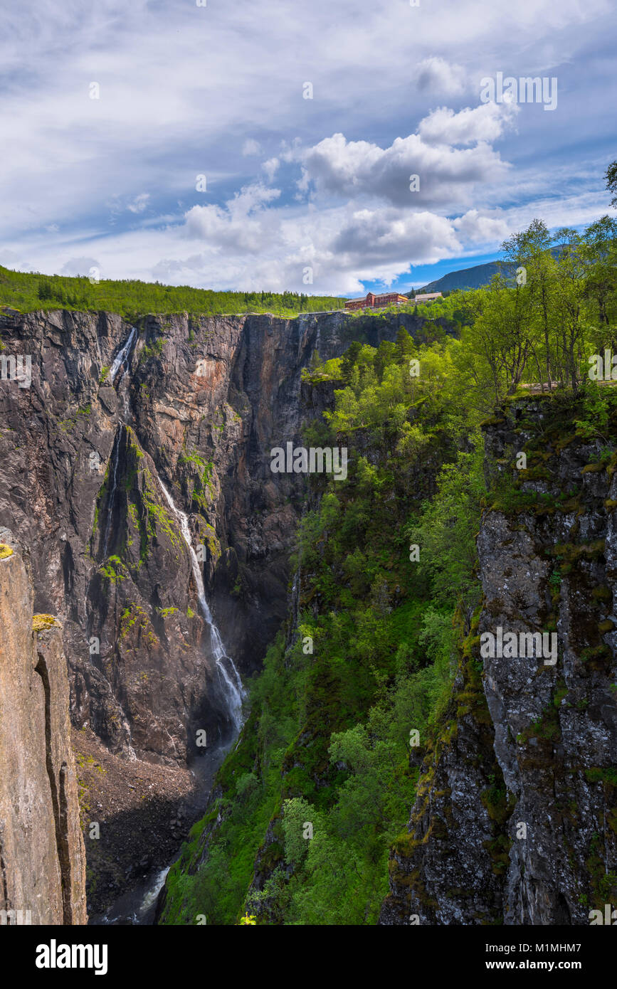 Voringfossen cascade et son ravin dans le canyon de Mabodalen, Norvège, Scandinavie, avec le célèbre Fossli Hotel ci-dessus, aussi Voringsfossen Banque D'Images