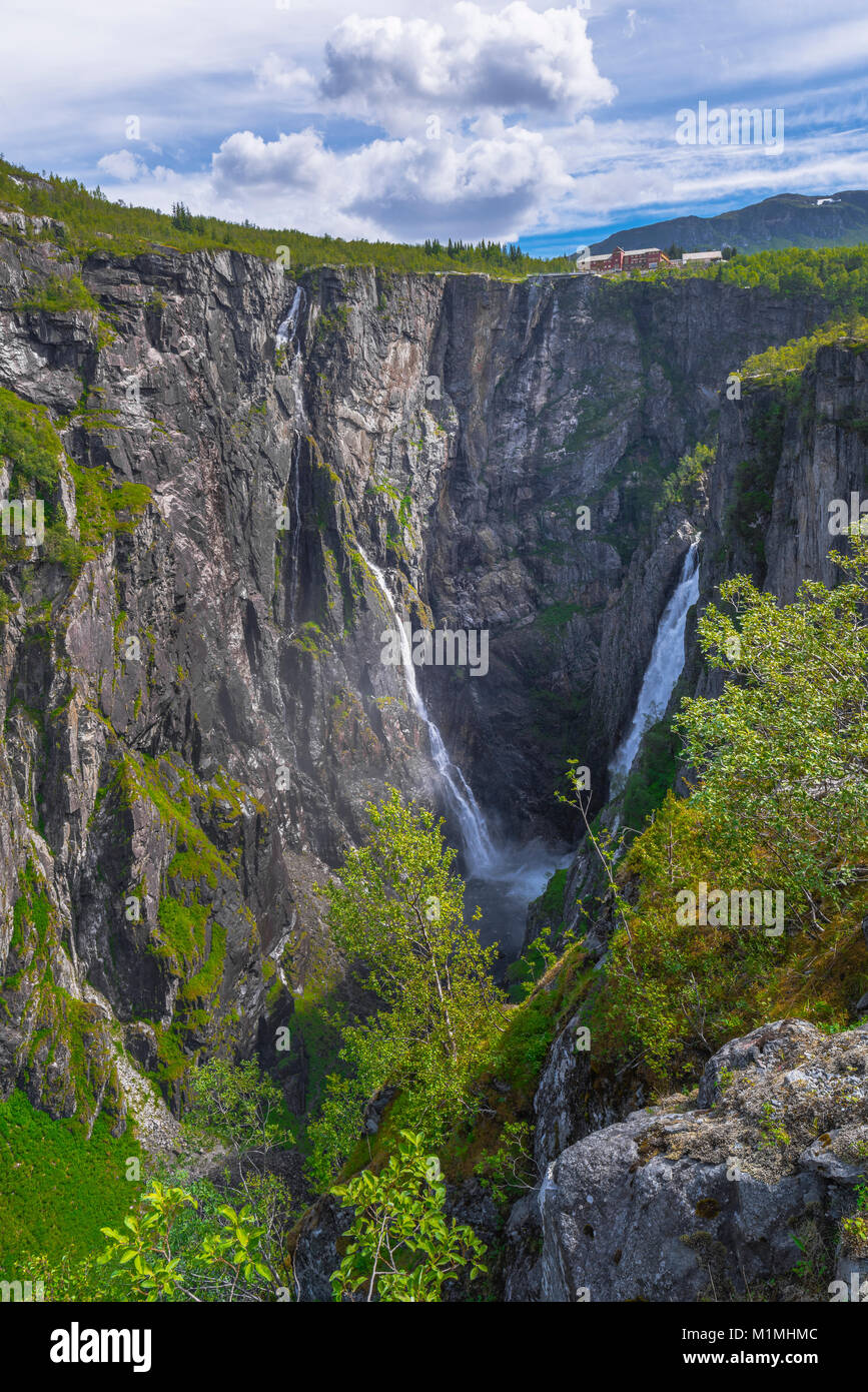 Voringfossen cascade et son ravin dans le canyon de Mabodalen, Norvège, Scandinavie, avec le connu Fossli Hotel ci-dessus, appelé aussi Voringsfossen Banque D'Images