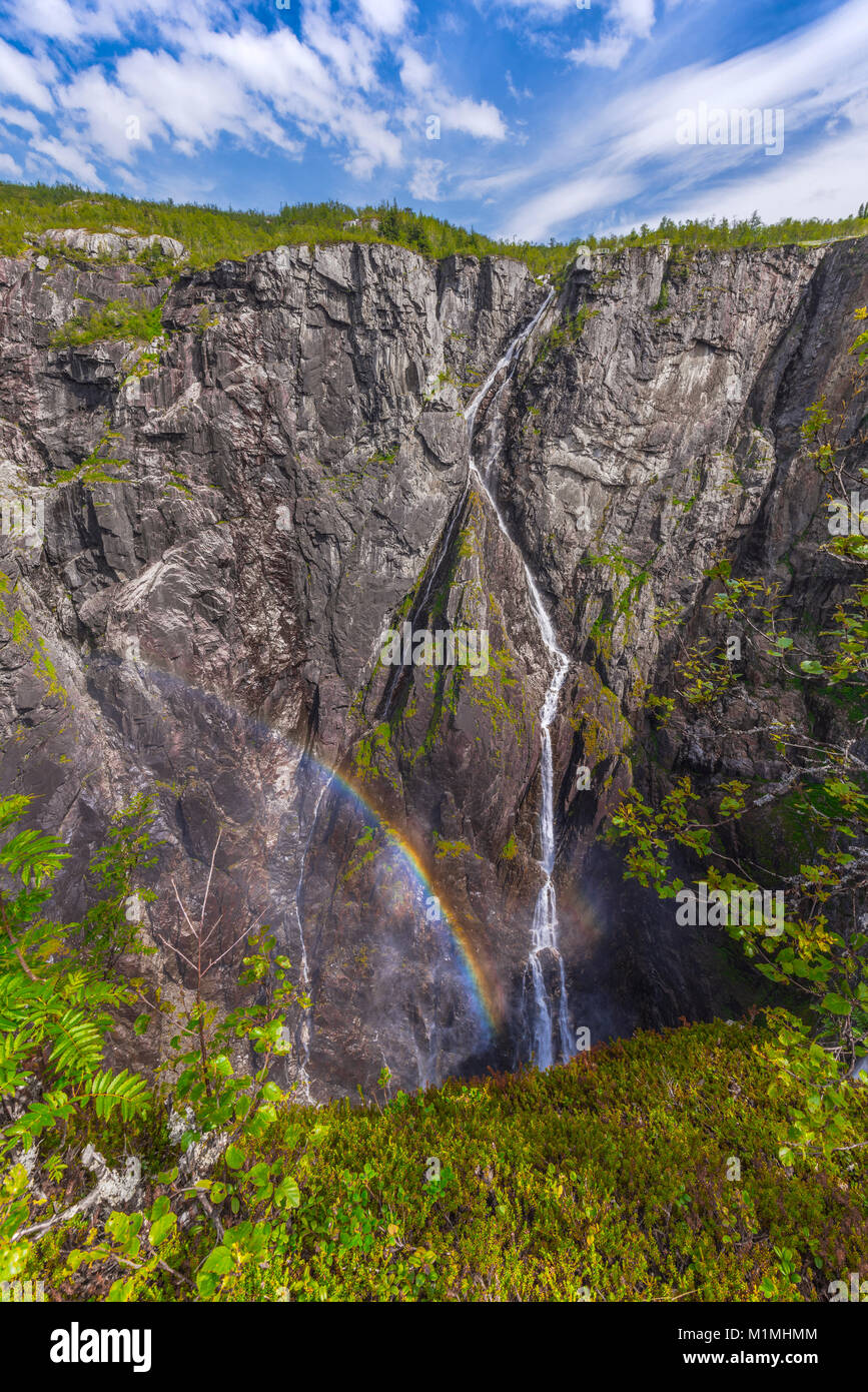 Voringfossen Cascade avec rainbow et son ravin dans le canyon de Mabodalen, Norvège, Scandinavie, avec le Fossli Hotel ci-dessus, aussi Voringsfossen Banque D'Images