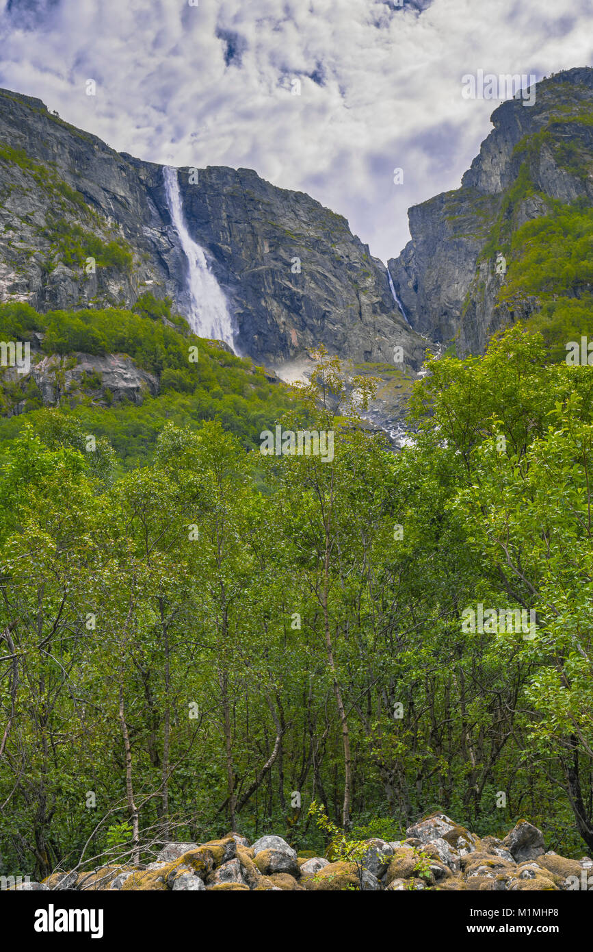 Chute d'Skytjefossen, près de village Eidfjord et le hameau Tveit dans le Simadalen vallée, Norvège, Scandinavie, Pays nordiques sauvages paysage naturel Banque D'Images