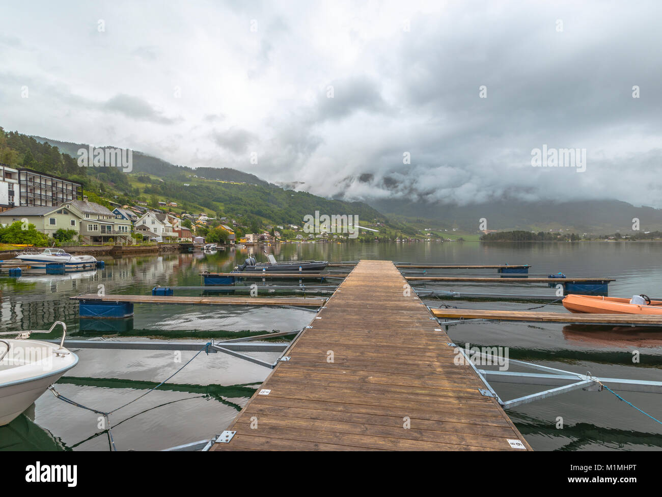 Étapes de la mer et bateau de village Ulvik, Norvège, Scandinavie, Ulvikafjorden, comté de Hordaland, Hardangerfjord Banque D'Images