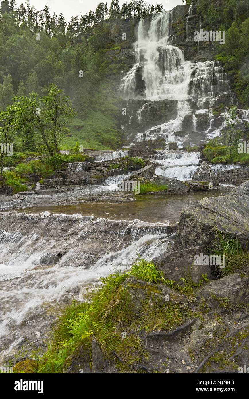 Tvindefossen cascade, près de Voss, Norvège, Scandinavie, appelé aussi Tvinnefossen Trollafossen ou Banque D'Images