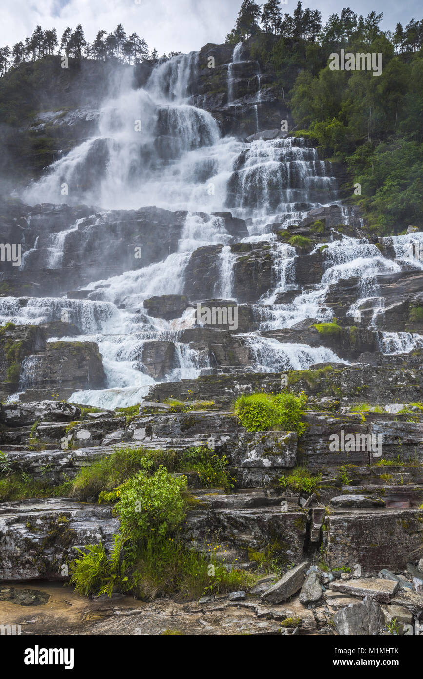 Tvindefossen cascade, près de Voss, Norvège, Scandinavie, appelé aussi Tvinnefossen Trollafossen ou Banque D'Images