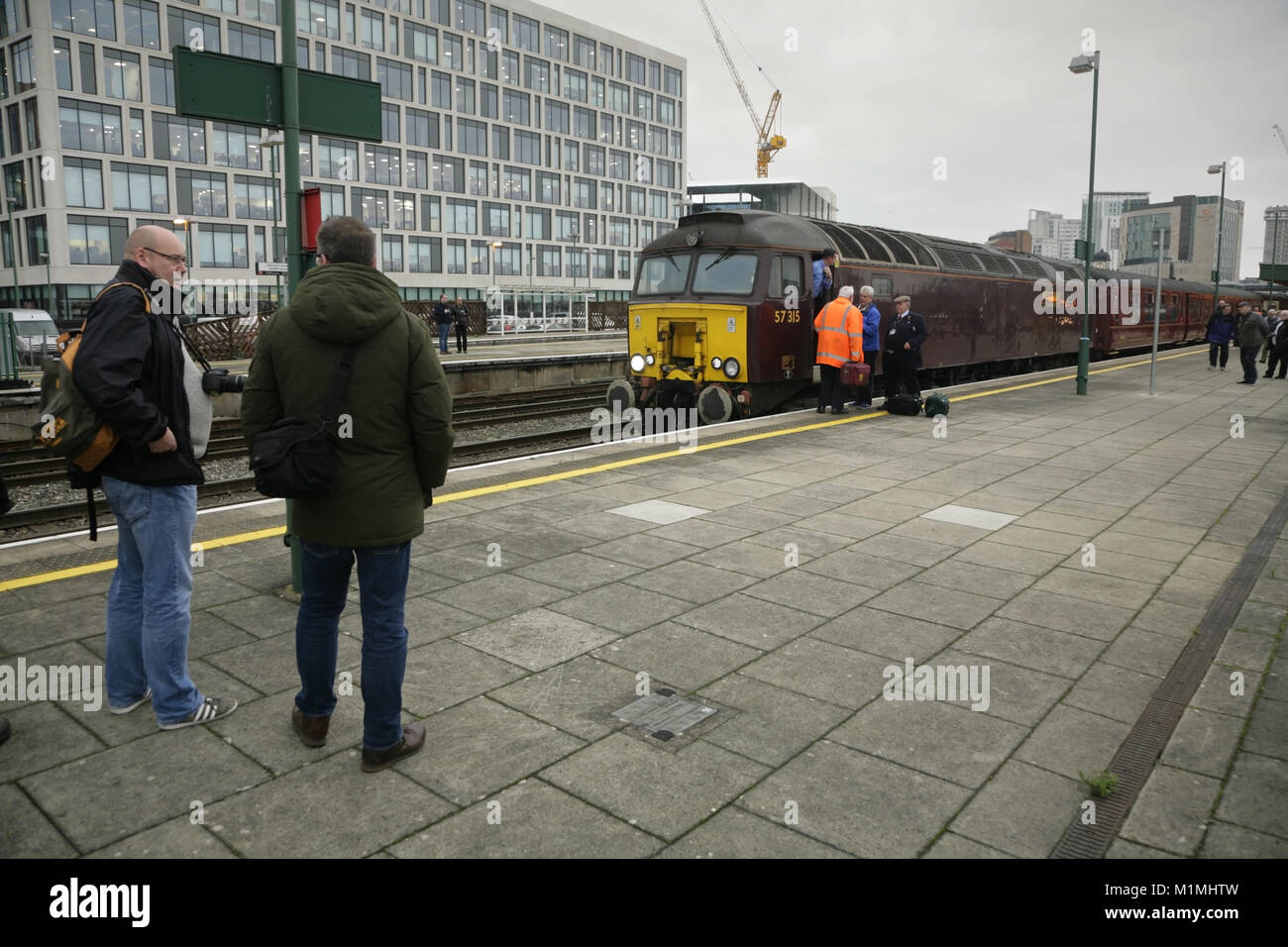 Amateurs de chemin de fer et de classe 57 57315 locomotive diesel à la gare centrale de Cardiff, Pays de Galles. Banque D'Images