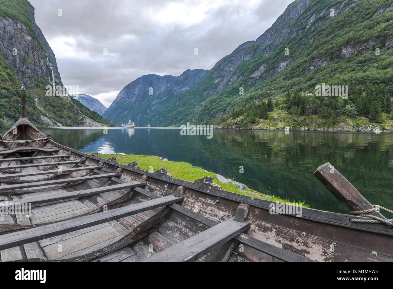 Bateau Viking et l'Naeroyfjorden à Gudvangen, Norvège, Scandinavie, paysage naturel avec des montagnes à l'étroit fjord Banque D'Images
