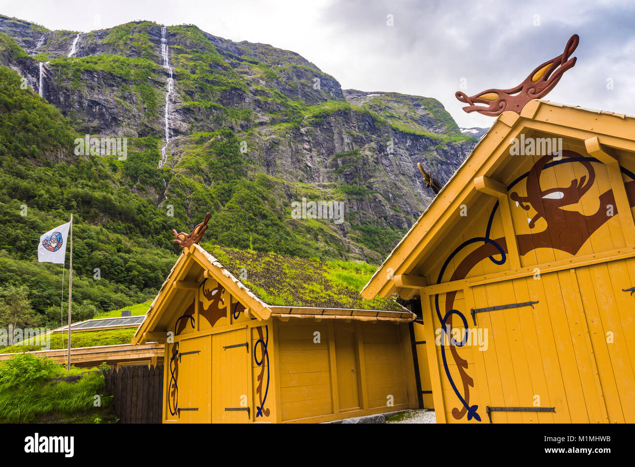 Huttes Vikings moderne au village Gudvangen dans l'Naeroyfjorden, la Norvège, la vallée avec cascades, repulpant Kajak de mer nordique centre Ventures Banque D'Images
