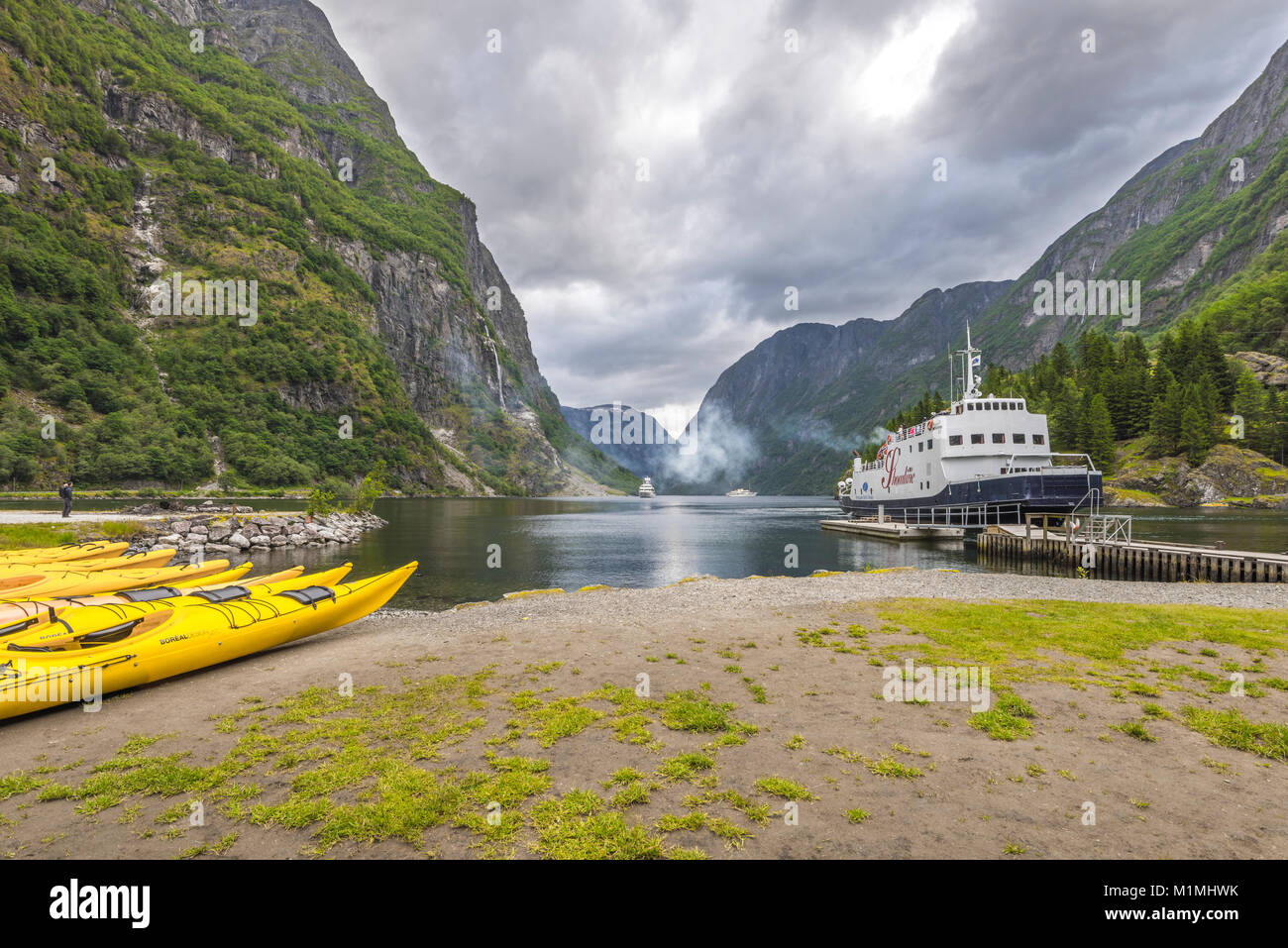 La baie de Gudvangen, paysage et mer du Naeroyfjorden, Norvège, Scandinavie, canoës préparés pour un ferry et croisière fjord Banque D'Images