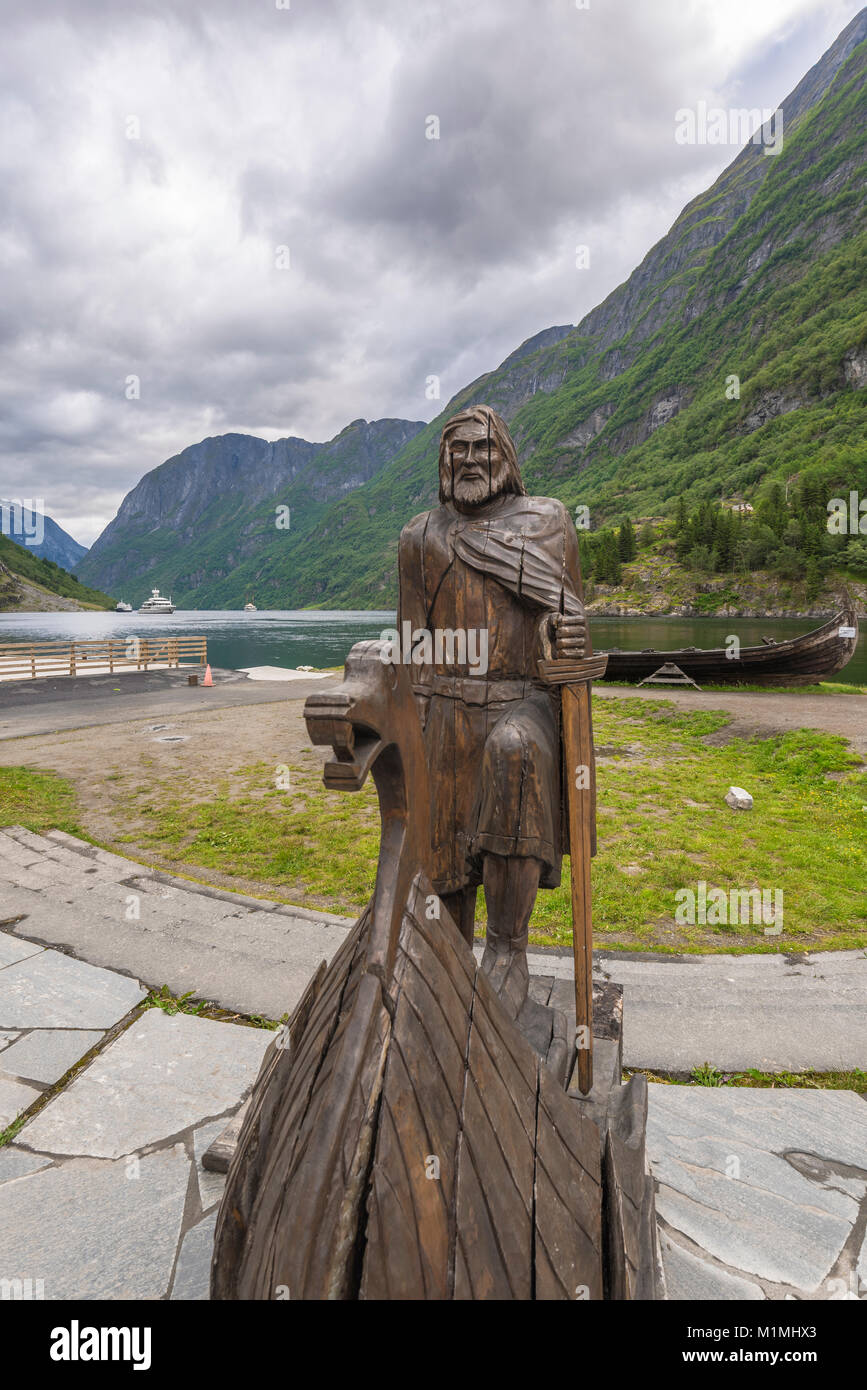 La figure et le bateau viking sculpture à Gudvangen au Naeroyfjorden, Norvège, Scandinavie Banque D'Images
