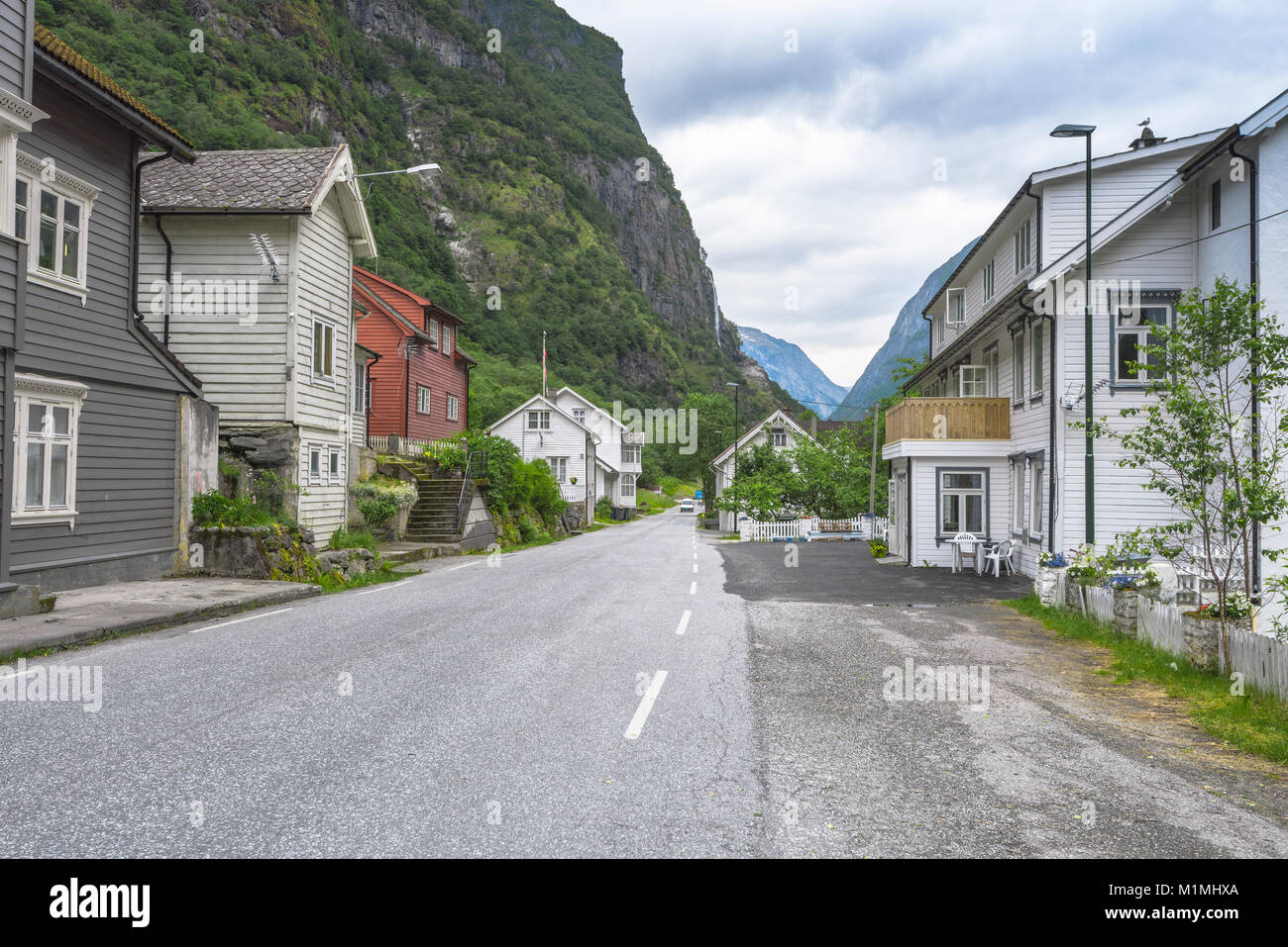 Maisons sur la rue principale du village Gudvangen au Naeroyfjorden, Norvège, Scandinavie Banque D'Images