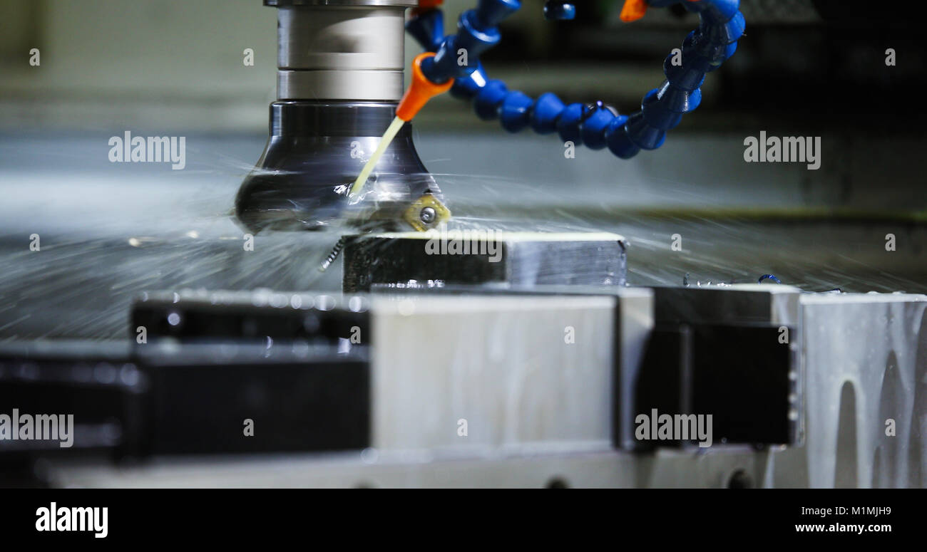 Industrielle de précision CNC Machining metal détail par mill à l'usine Banque D'Images