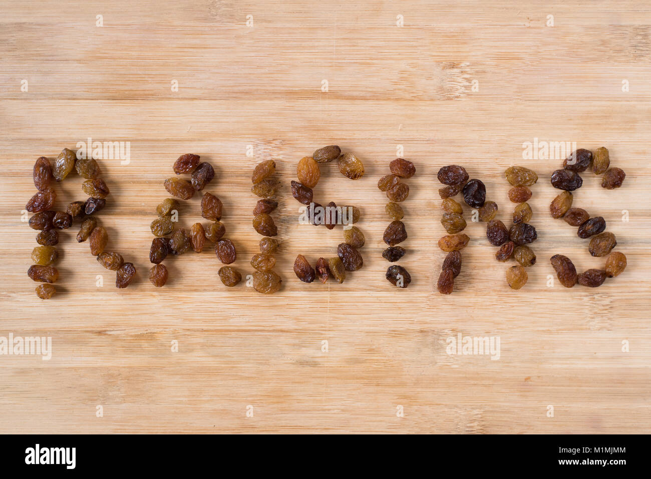 Tas de raisins disposés à faire RAISINS mot. Une alimentation saine notion Banque D'Images