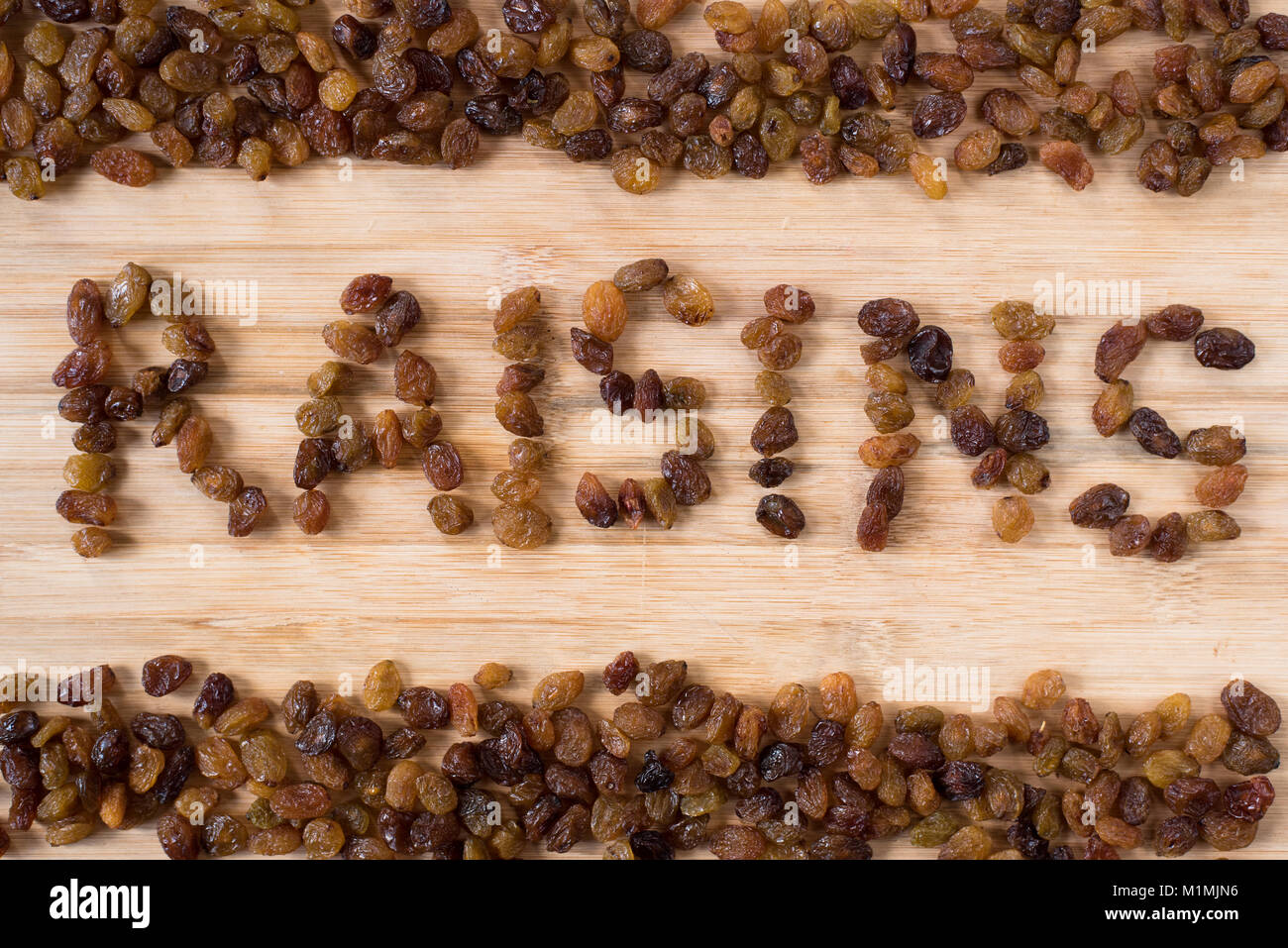 Tas de raisins disposés à faire RAISINS mot. Une alimentation saine notion Banque D'Images