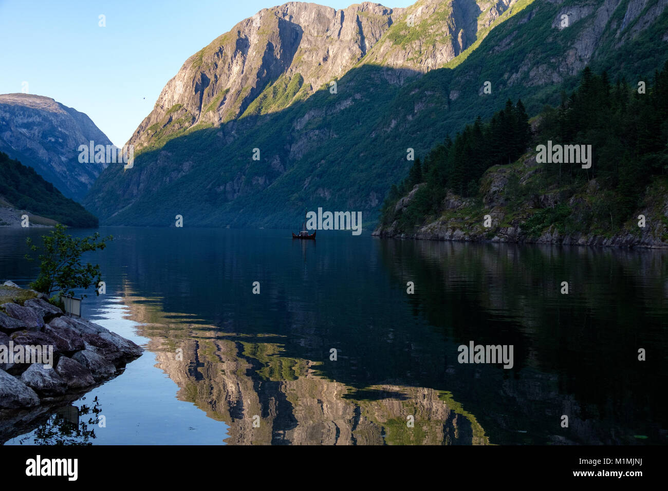 Fjord de montagne, Gudvangen, Aurland, Sogn og Fjordane, Norvège Banque D'Images