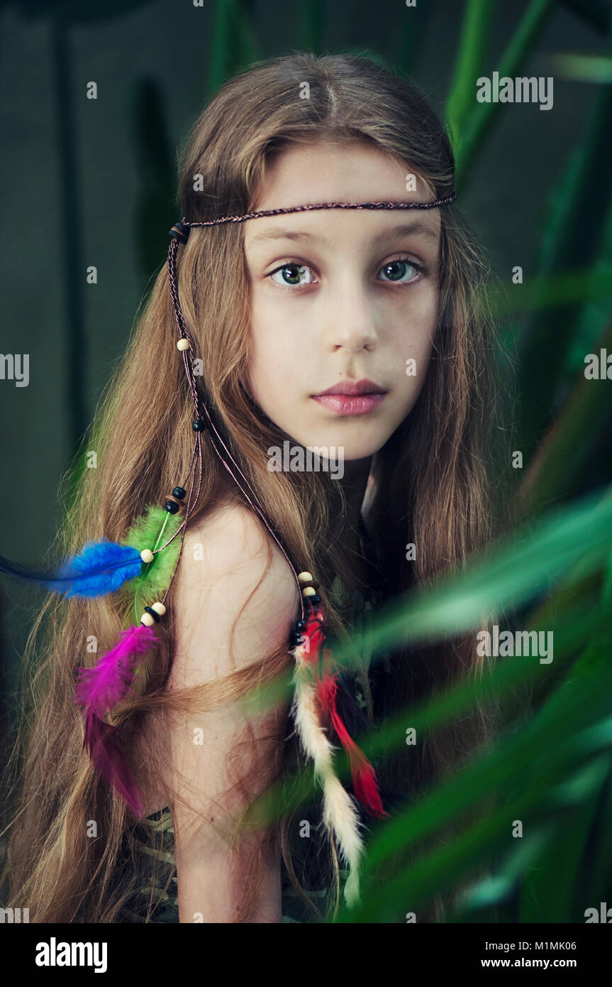 Portrait d'une jeune fille portant une coiffe de plumes bohème Banque D'Images