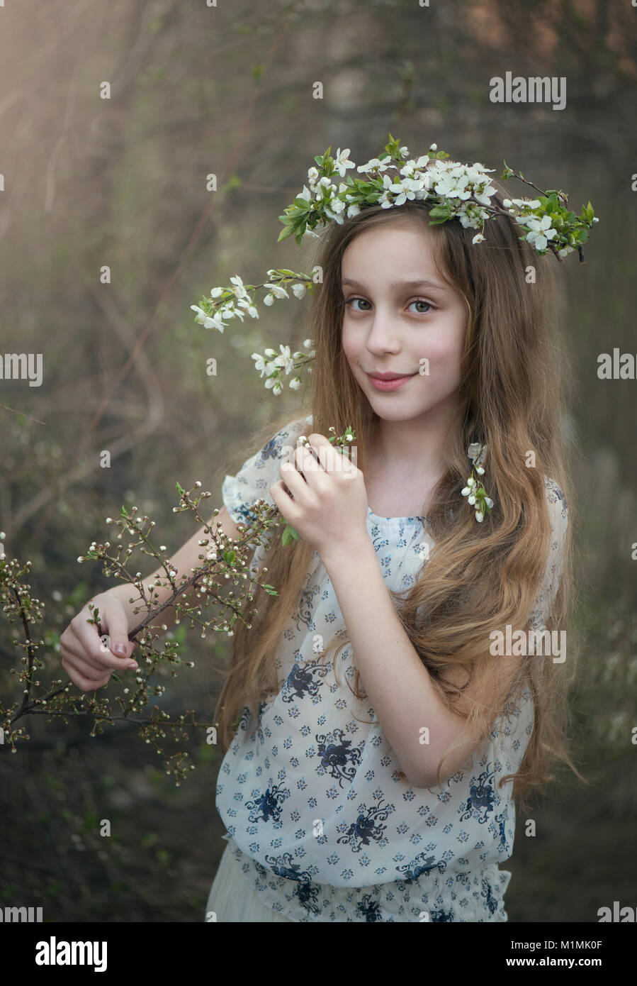 Portrait d'une jeune fille portant une coiffe de fleurs Banque D'Images