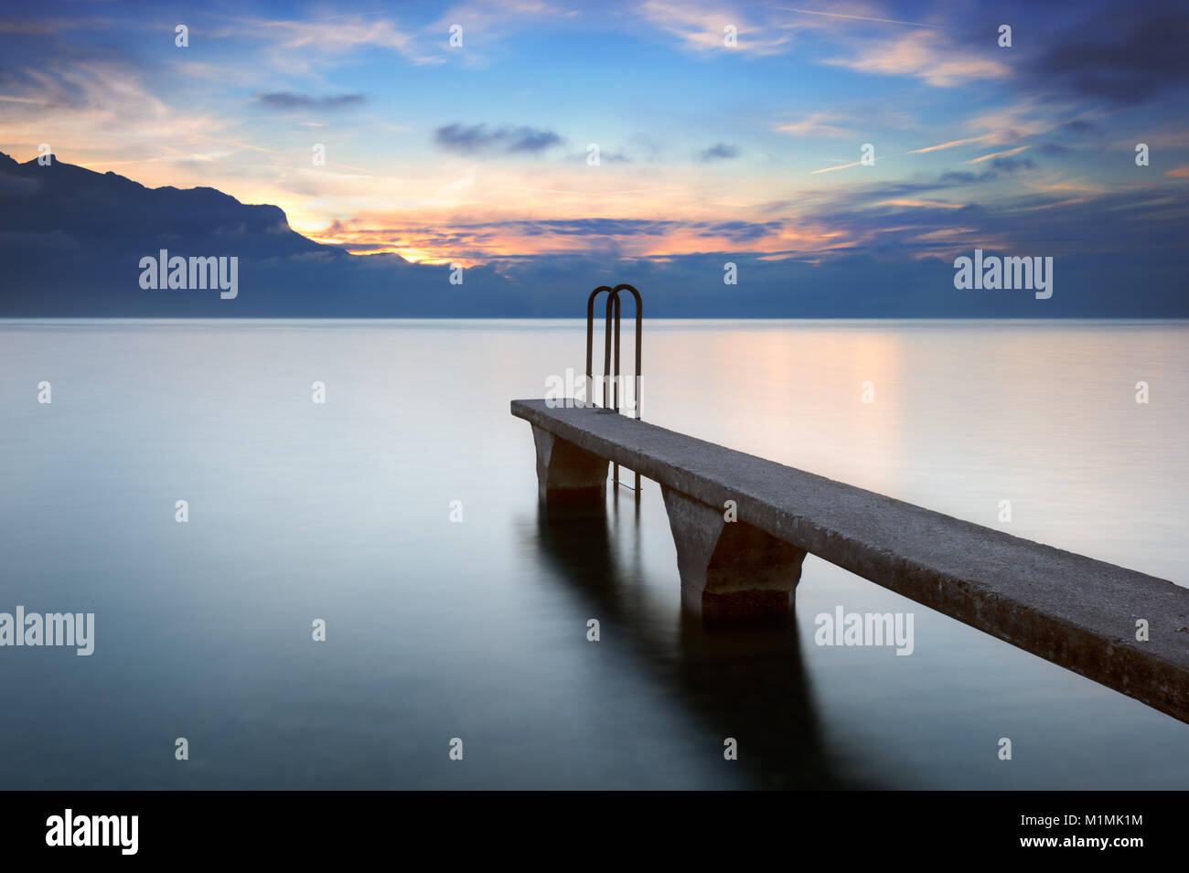 Ponton en pierre au coucher du soleil, Lac Léman, haute-Savoie, France Banque D'Images