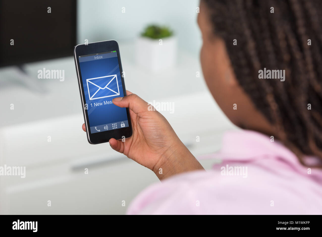 Close-up of a Girl Envoi du message sur le Smart Phone Banque D'Images