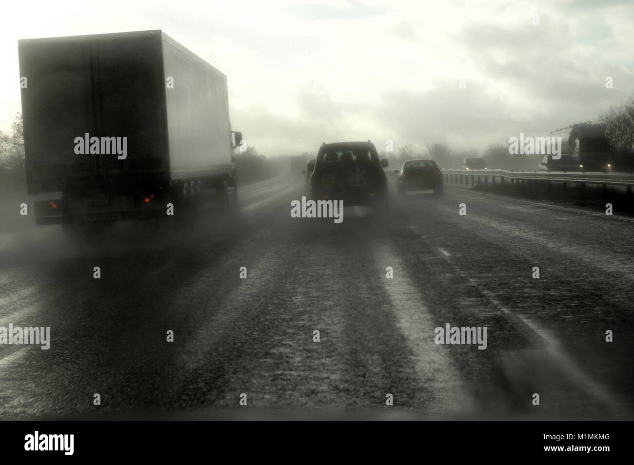 AJAXNETPHOTO. Autoroute M11, l'Angleterre. - Humide et vaporiser SUR L'AUTOROUTE M11. PHOTO:JONATHAN EASTLAND/AJAX REF:R62611 1262 Banque D'Images