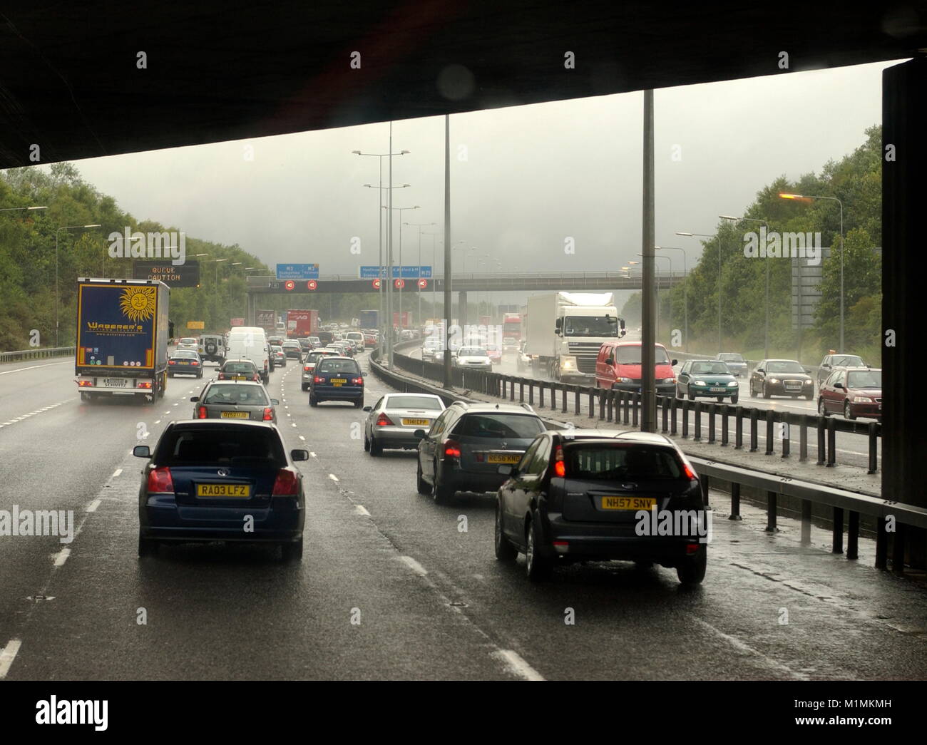 AJAXNETPHOTO. M25, LONDRES, ANGLETERRE. - Dans l'humide. DRIVERS VOIR, AUTOROUTE EN AVERSES CONDITIONS. PHOTO:JONATHAN EASTLAND/AJAX REF:D82008 1119 Banque D'Images