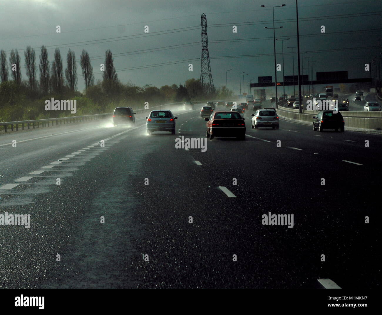 AJAXNETPHOTO. Autoroute M25, l'Angleterre. - CONDITIONS DE TEMPÊTE ET HUMIDE SUR L'AUTOROUTE M25. PHOTO:JONATHAN EASTLAND/AJAX REF:R62611 1281 Banque D'Images