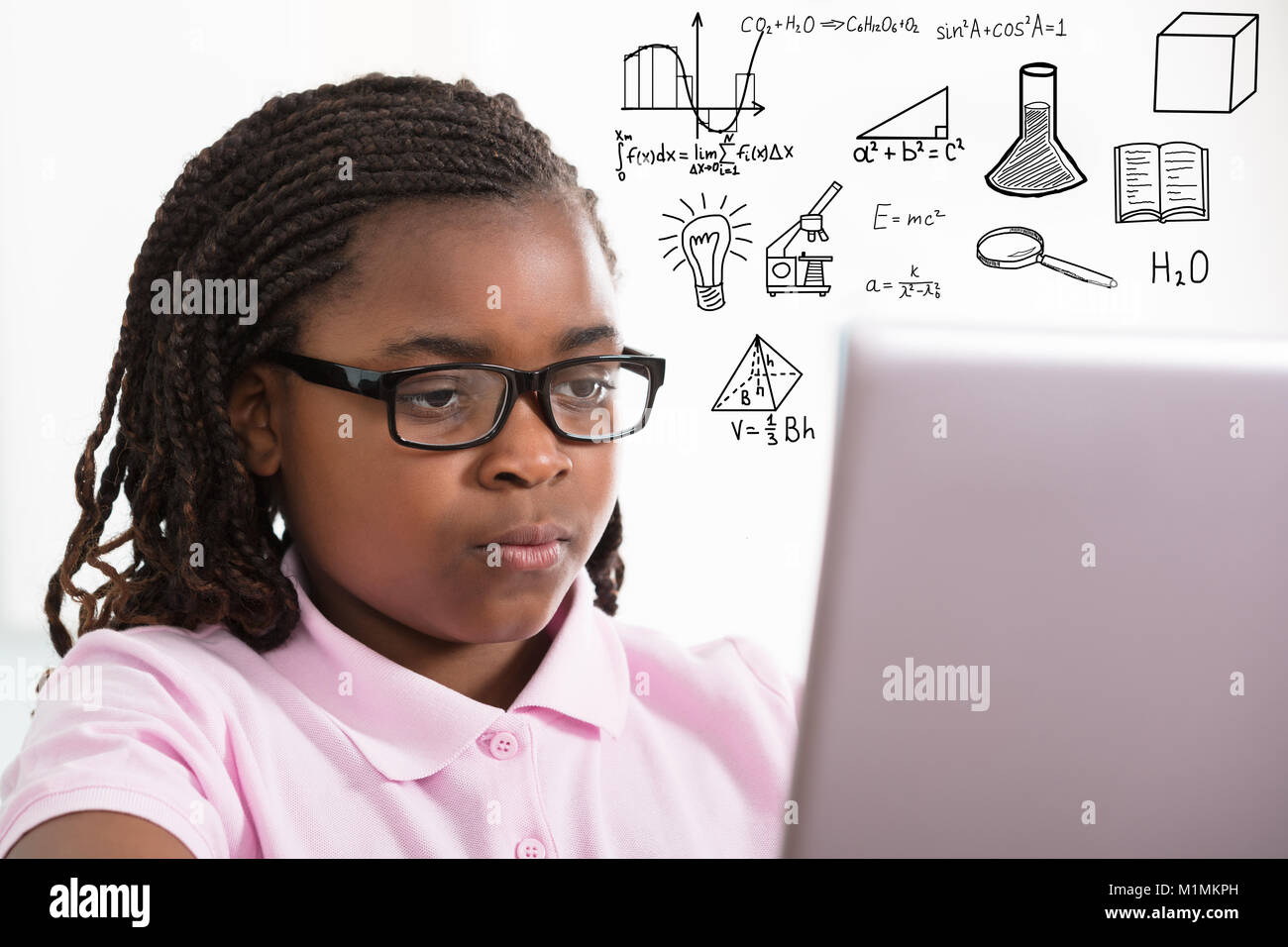 Close-up of an African Girl Using Laptop avec des dimensions sur fond blanc Banque D'Images