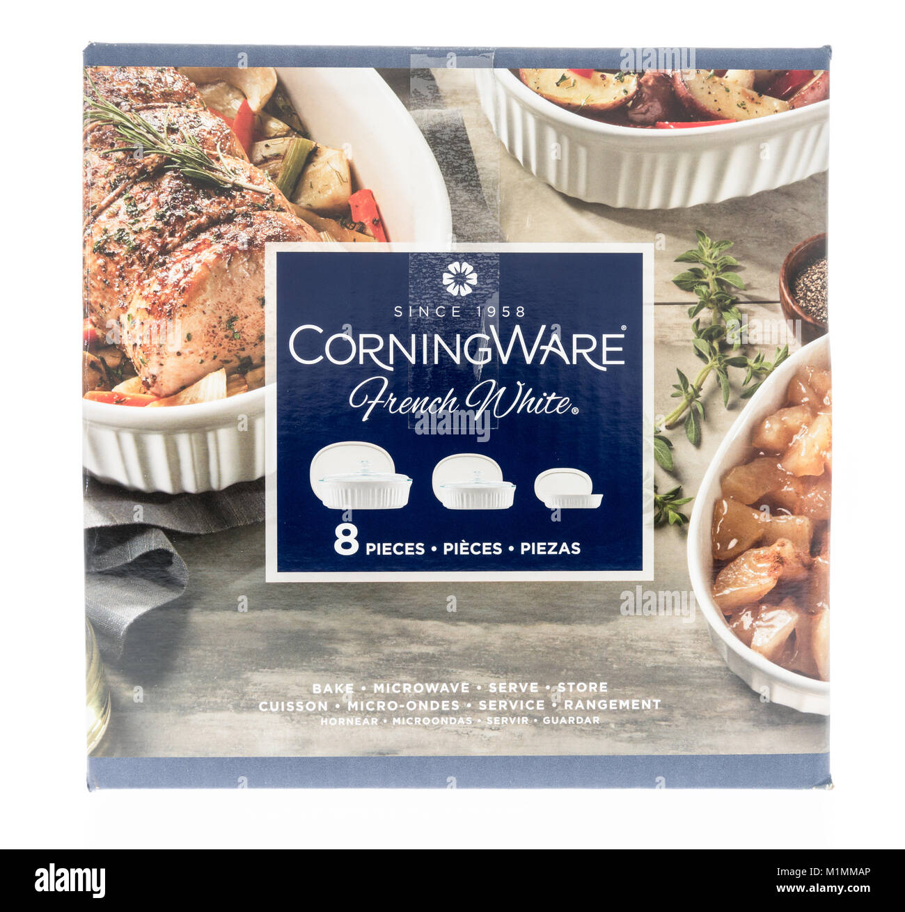 Winneconne, WI - 24 janvier 2018 : un paquet de CorningWare isolés sur un arrière-plan. Banque D'Images Winneconne, WI - 24 janvier 2018 : un paquet de CorningWare isolés sur un arrière-plan. Banque D'Images