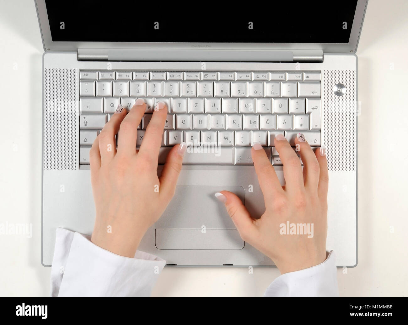 Deux femmes mains écrit sur ordinateur pour Apple MacBook Pro clavier, Zwei Frauenhaende schreiben auf Tastatur ordinateur Apple MacBook Pro Banque D'Images
