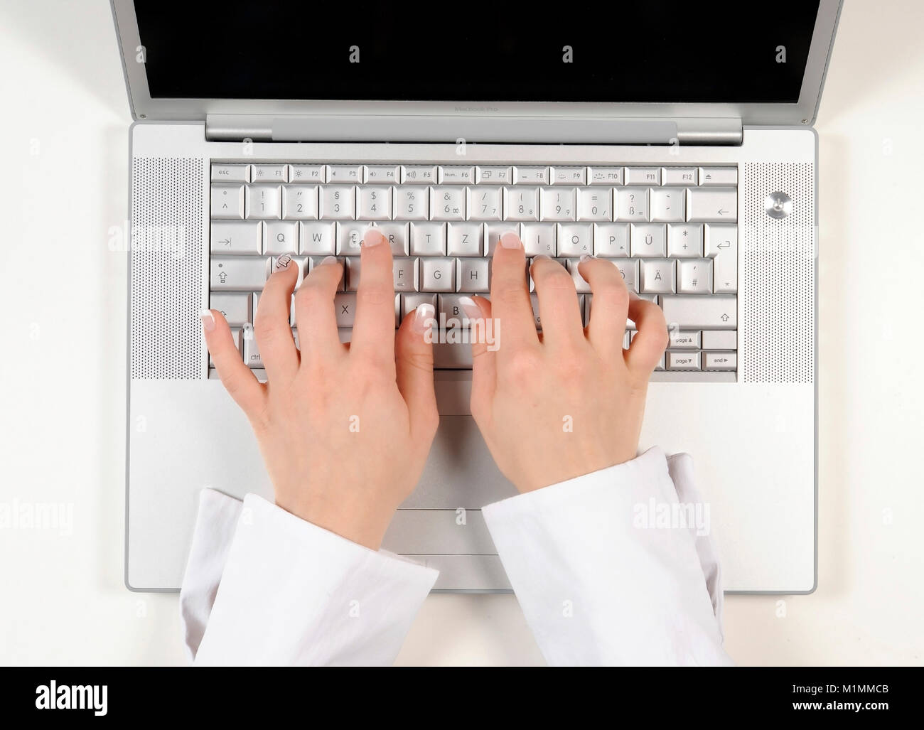 Deux femmes mains écrit sur ordinateur pour Apple MacBook Pro clavier, Zwei Frauenhaende schreiben auf Tastatur ordinateur Apple MacBook Pro Banque D'Images