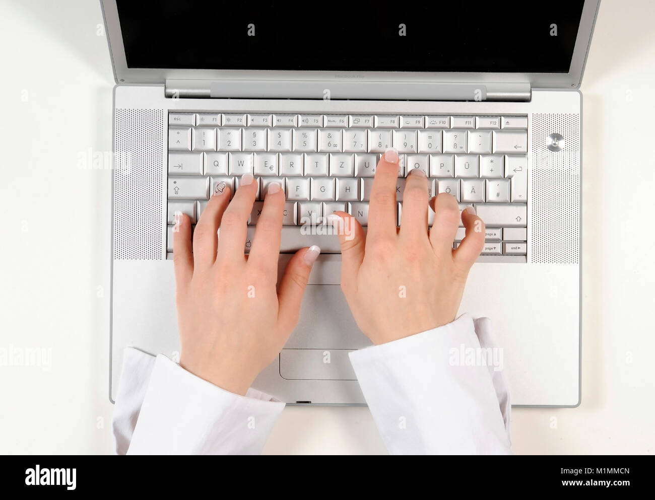 Deux femmes mains écrit sur ordinateur pour Apple MacBook Pro clavier, Zwei Frauenhaende schreiben auf Tastatur ordinateur Apple MacBook Pro Banque D'Images