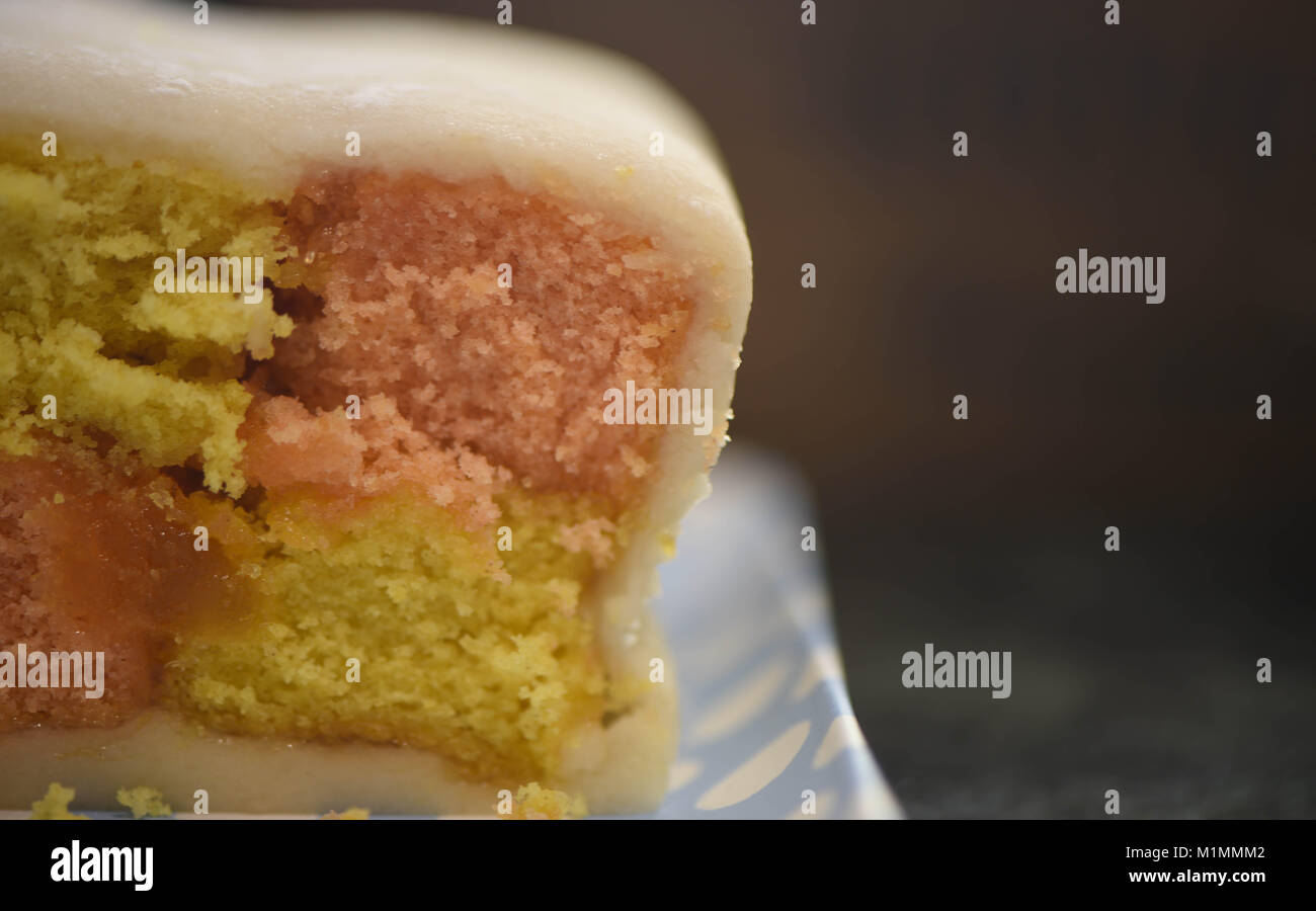 Droit de délicieux petit Battenberg rose et jaune gâteau motif de vérification close up Banque D'Images