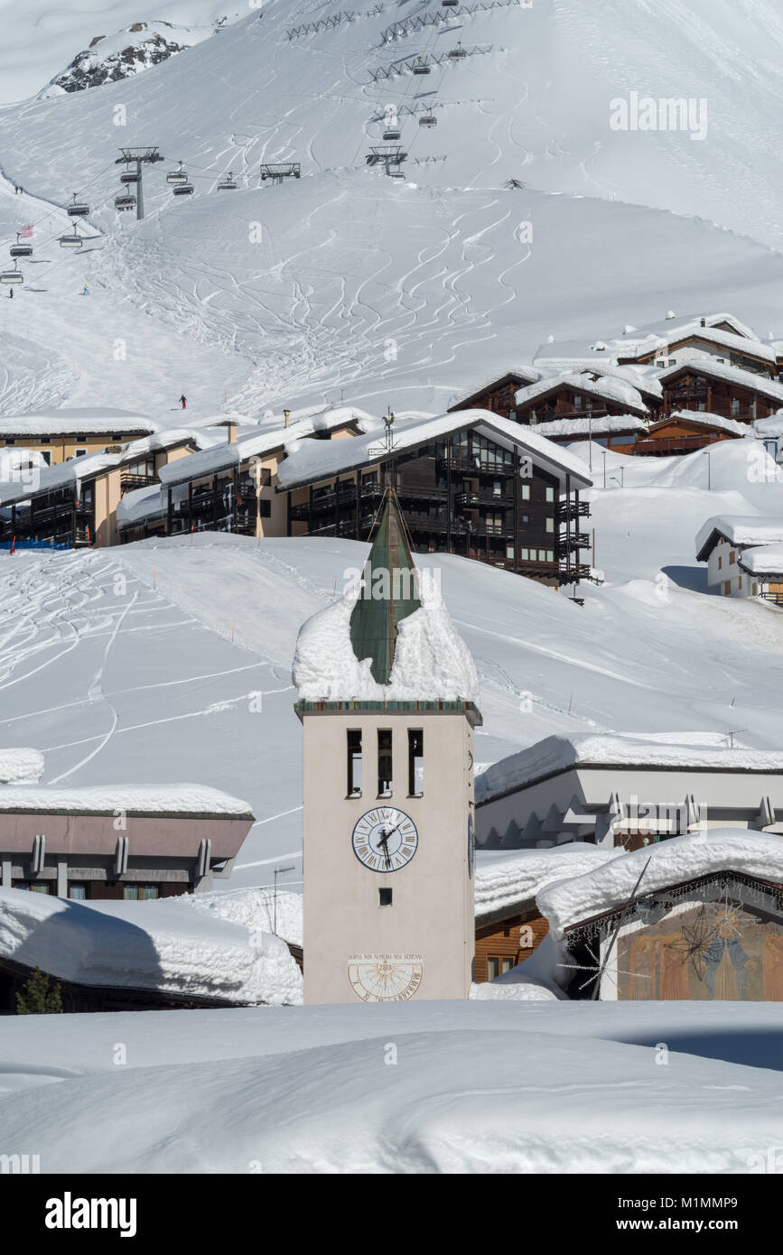Breuil-Cervinia, vallée d'aoste, Italie. Clocher avec le Mont Cervin en arrière-plan Banque D'Images
