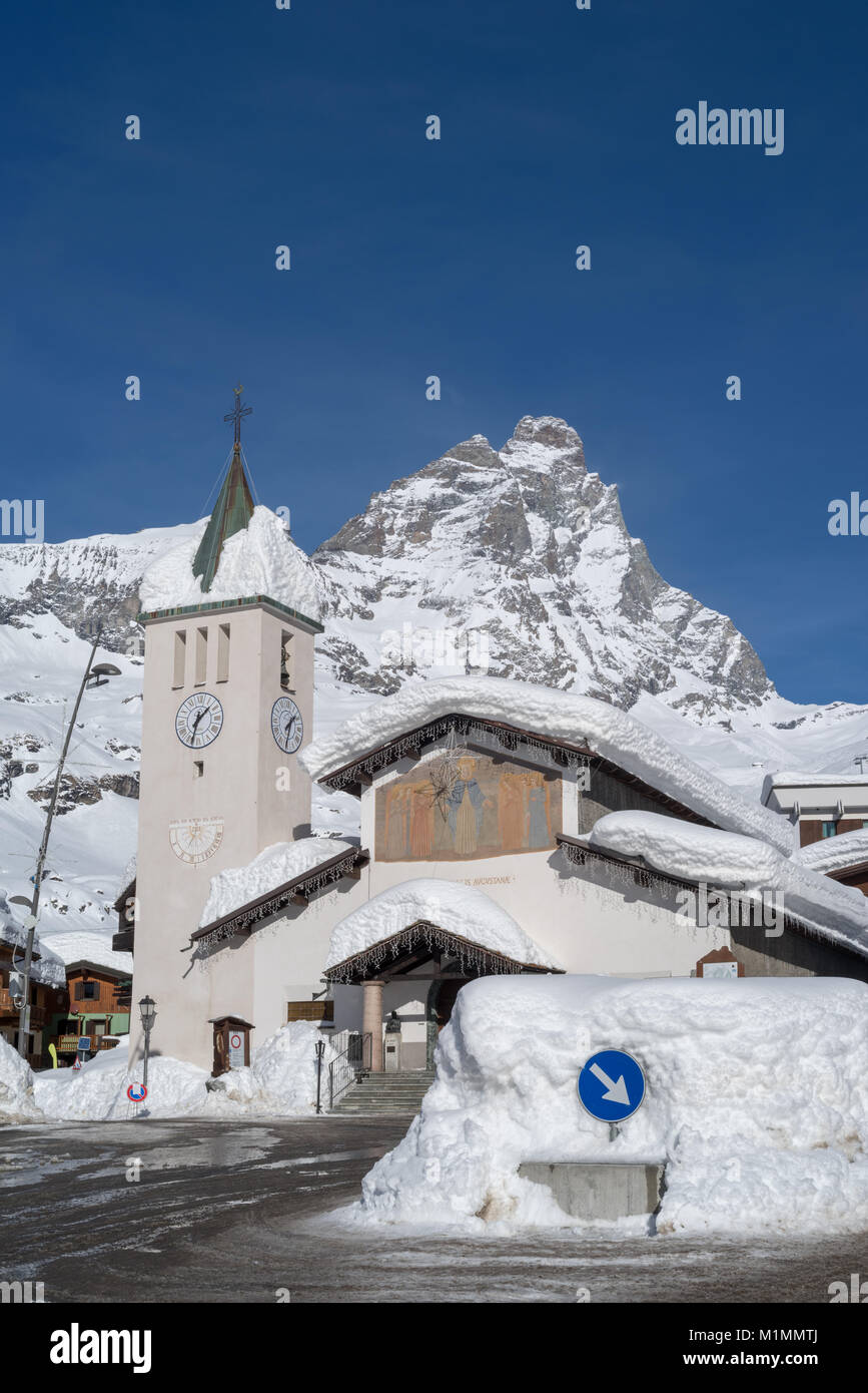 Breuil-Cervinia, vallée d'aoste, Italie. Clocher avec le Mont Cervin en arrière-plan Banque D'Images