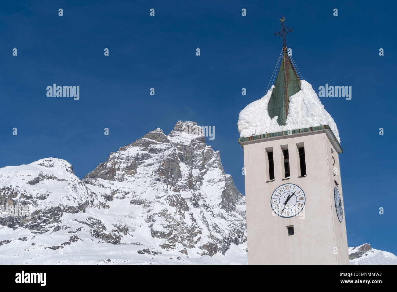 Breuil-Cervinia, vallée d'aoste, Italie. Clocher avec le Mont Cervin en arrière-plan Banque D'Images