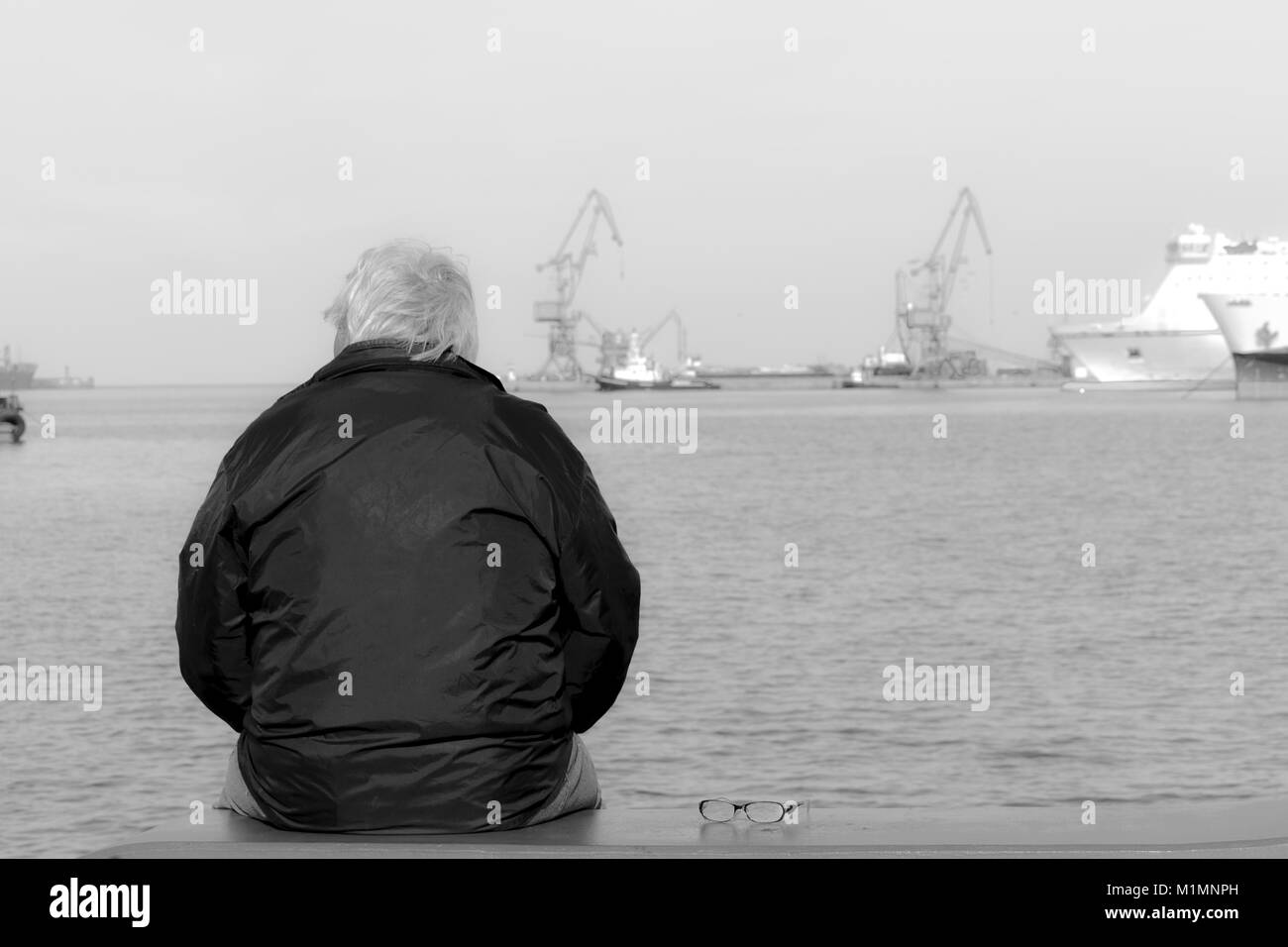 Vieil homme solitaire contemplant la mer Banque D'Images