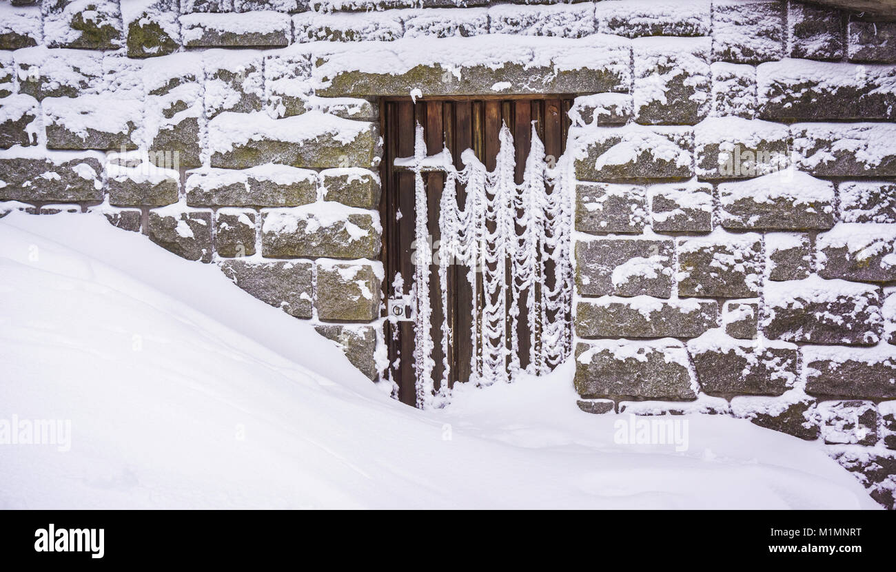 Une porte bloquée par une grande quantité de neige. Banque D'Images