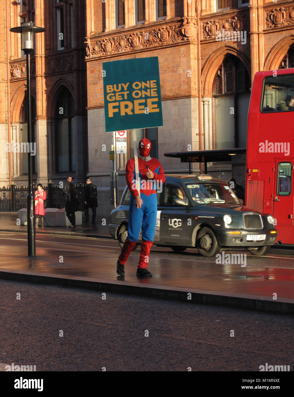 Homme dans un costume de spiderman la publicité achetée, une offerte" Banque D'Images