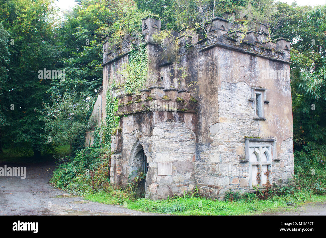 La porterie de de Puxley et Dunboy Castle, comté de Cork, Irlande - John Gollop Banque D'Images