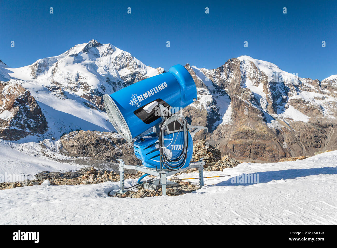 Une machine à neige dans la région de la Bernina et les sommets de montagne glacier Diavolezza, près de Saint-Moritz, en Suisse, l'Europe. Banque D'Images