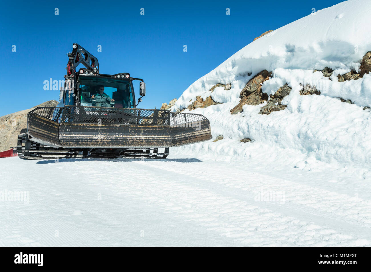 Une piste de ski dans la dameuse à Bernina des pics de montagne et le glacier de Diavolezza, près de Saint-Moritz, en Suisse, l'Europe. Banque D'Images