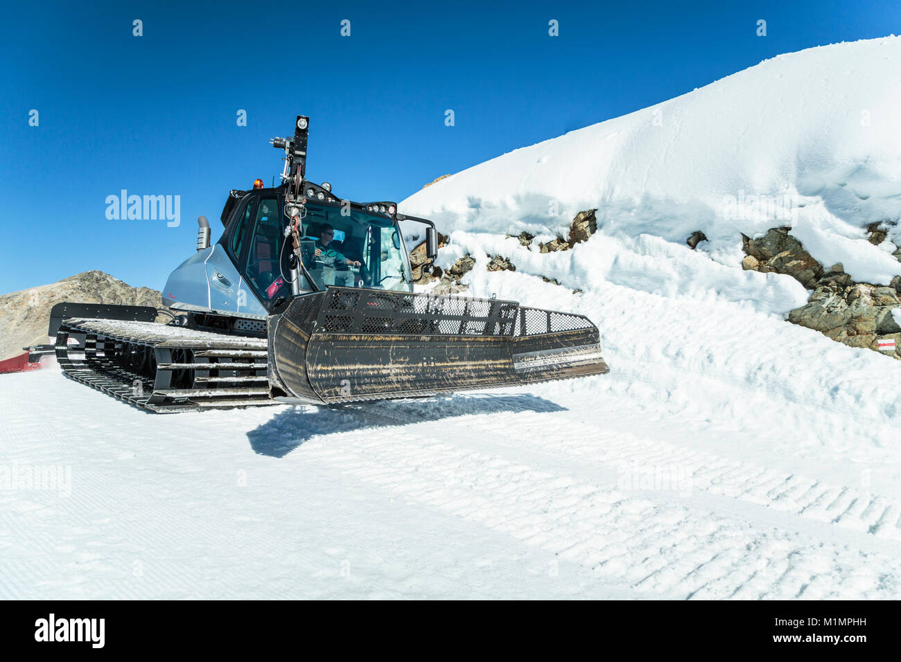 Une piste de ski dans la dameuse à Bernina des pics de montagne et le glacier de Diavolezza, près de Saint-Moritz, en Suisse, l'Europe. Banque D'Images