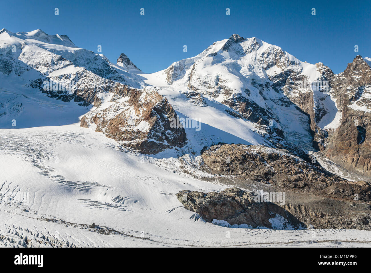 Le Bernina des pics de montagne et le glacier de Diavolezza, près de Saint-Moritz, en Suisse, l'Europe. Banque D'Images