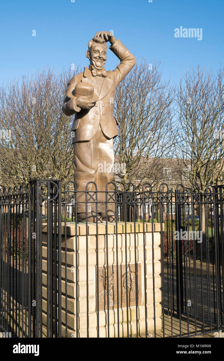 Memorial statue de Stan Laurel dans Dockwray square (Laurel Park, North Shields, North East England, UK Banque D'Images