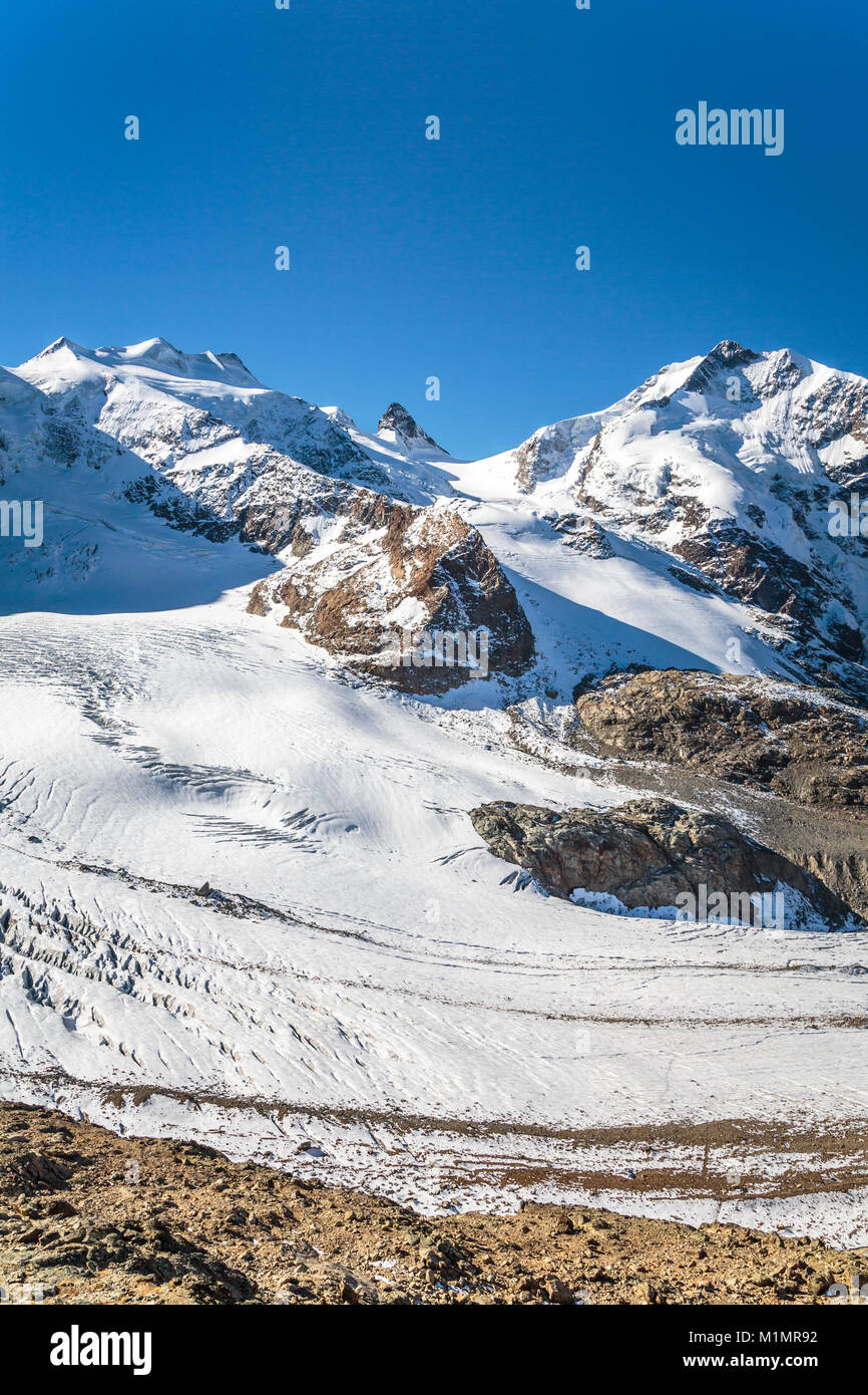 Le Bernina des pics de montagne et le glacier de Diavolezza, près de Saint-Moritz, en Suisse, l'Europe. Banque D'Images
