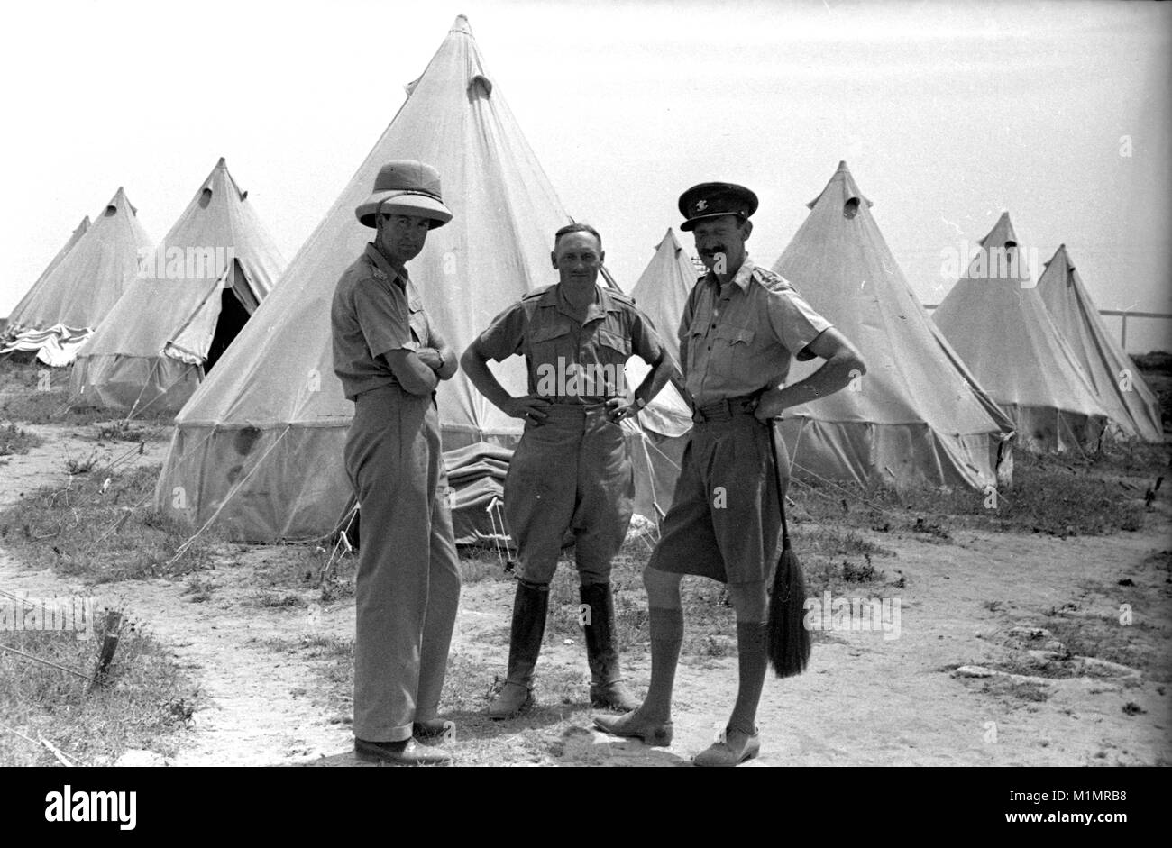 Officiers de l'armée britannique soldats debout à côté de tentes en Palestine 1940 Banque D'Images